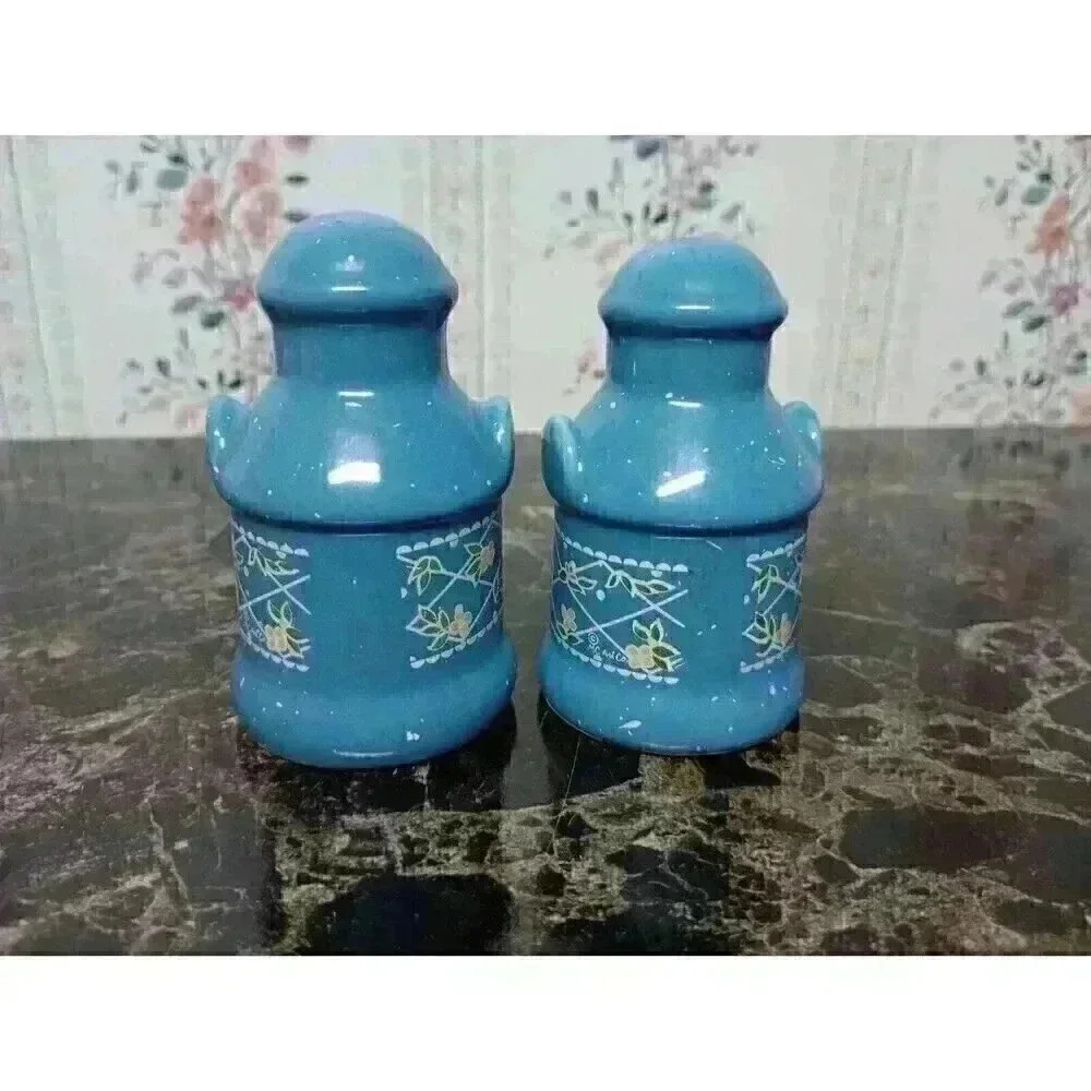 Vintage 1980s Kentucky Souvenir Salt and Pepper Shaker Set Collectors Item Decor